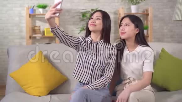 两个快乐的亚洲女孩自拍视频的预览图
