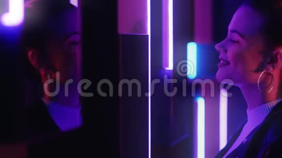 霓虹灯肖像女郎跳舞镜紫视频的预览图