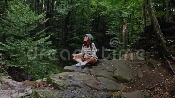 天女在山上远足在悬崖上眺望远处美丽的风景林森林冥想视频的预览图