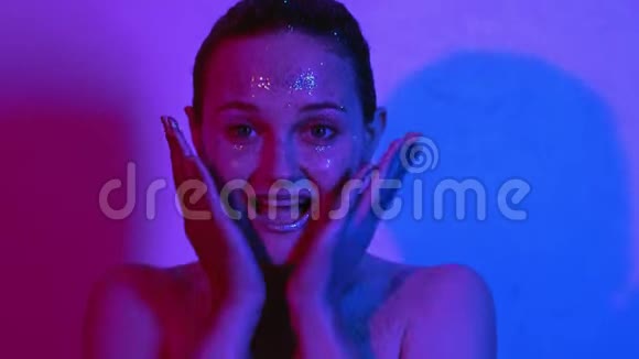 霓虹灯画逗乐女人闪亮的皮肤视频的预览图