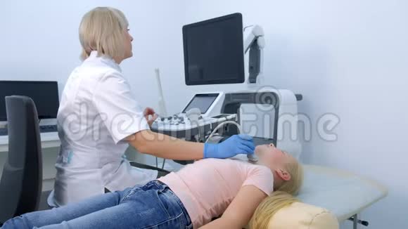 医生用超音波扫描器检查病人的女童甲状腺视频的预览图
