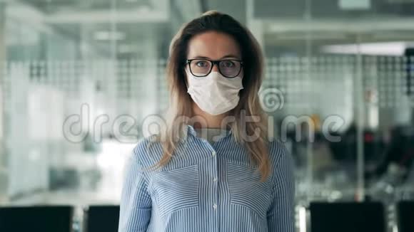 戴着安全面具和眼镜的妇女的正面图视频的预览图