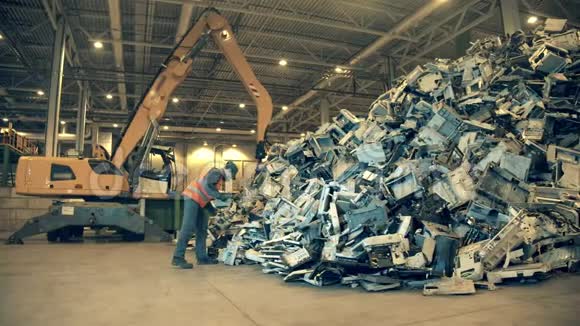 电子垃圾回收厂垃圾填埋场检查员正在检查一堆垃圾视频的预览图
