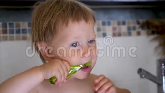 小宝宝用牙刷刷牙的画像早点开始儿科背景脑发育视频的预览图