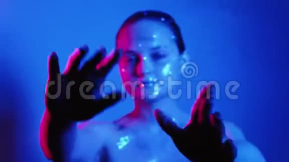 舞蹈疗法放松的女人闪亮的皮肤蓝光视频的预览图