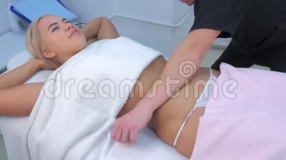 男医生在临床上对女性腹部进行塑形提体按摩视频的预览图