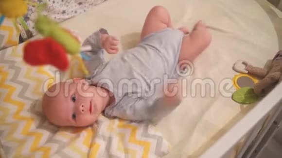 小婴儿在婴儿床上翻来覆去的视频的预览图