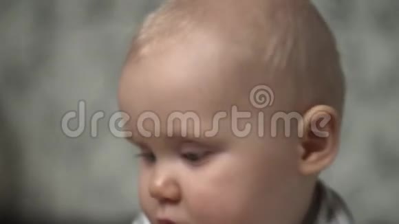 小九个月的婴儿穿条纹整体玩地板与织物球视频的预览图