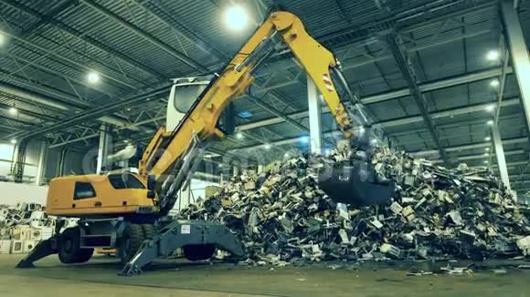 工业挖掘机正在置换废料碎片视频的预览图