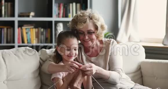 快乐的老奶奶教可爱的孙女学针织针视频的预览图