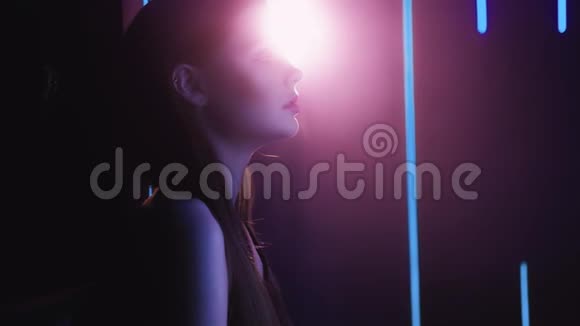 霓虹灯模特少女白日梦蓝紫色视频的预览图
