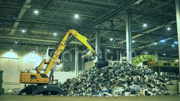 工业车辆正在卸垃圾碎片电子垃圾回收厂视频的预览图