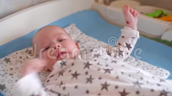 一位父亲正在照顾他刚出生的儿子爸爸用餐巾擦一个小婴儿的脸视频的预览图