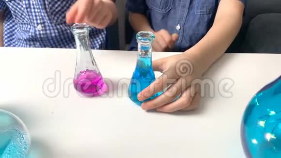 孩子们小学的男孩在玻璃瓶中用可乐液体进行化学实验这是一个科学的概念4公里视频的预览图