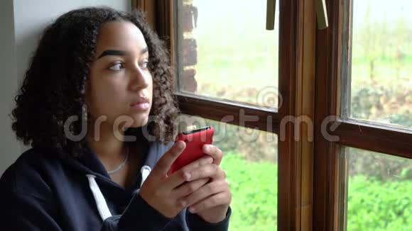 美国黑人少女在社交媒体上使用手机令人悲伤或沮丧视频的预览图