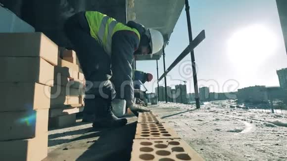建筑工人在工地上铺砖视频的预览图