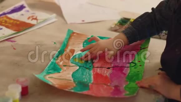 儿童艺术治疗女孩创造抽象的双手视频的预览图
