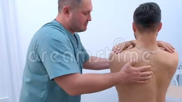 医生脊医在临床上对患者肩部进行康复治疗视频的预览图