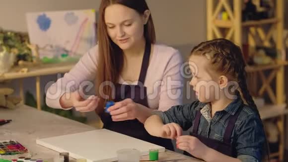 艺术治疗母亲小女儿手指绘画视频的预览图