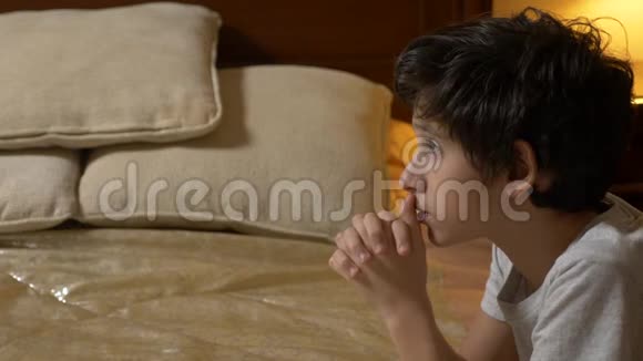 这个男孩在睡觉前祈祷4K视频的预览图