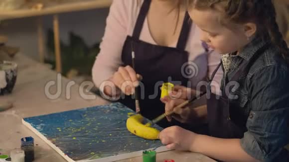 创意家庭母女画香蕉视频的预览图