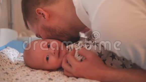 父亲正在和一个小孩玩爸爸和一个新生儿在一起视频的预览图