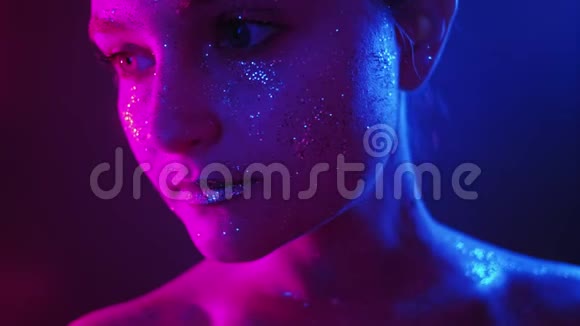 闪闪发光的艺术女人闪闪发光的脸皮肤粉红色的光视频的预览图