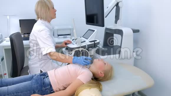 医生用超音波扫描器检查病人的女童甲状腺视频的预览图