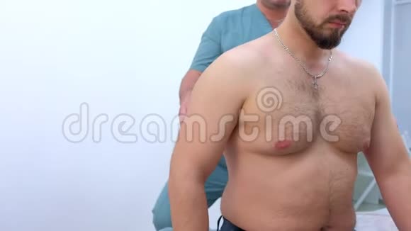 医生脊医在临床上对病人腹部进行康复治疗视频的预览图