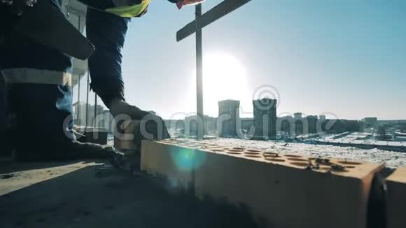 工人在铺砖时使用铲子视频的预览图