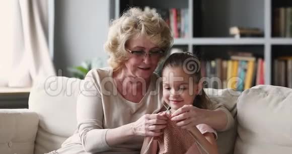 爱老奶奶一起教小孙女编织视频的预览图