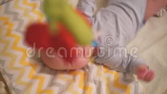 小婴儿仰卧在婴儿床上视频的预览图