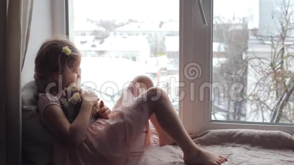 女孩坐着悲伤地看着窗外视频的预览图