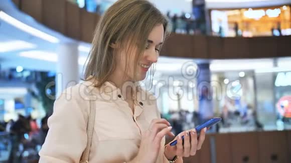 一个购物中心的女孩在电话里拨通一条信息视频的预览图