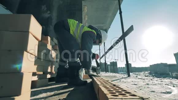 男工正在建筑工地用水泥固定砖块视频的预览图