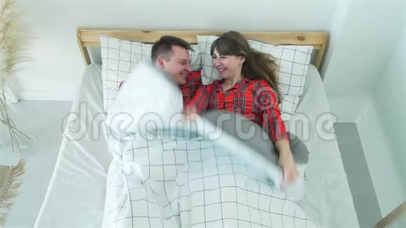 快乐的夫妻在床上玩视频的预览图