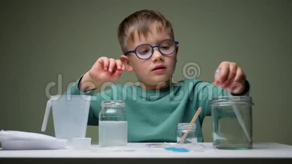 儿童科学家在化学实验室学习孩子学生学习做化学实验视频的预览图