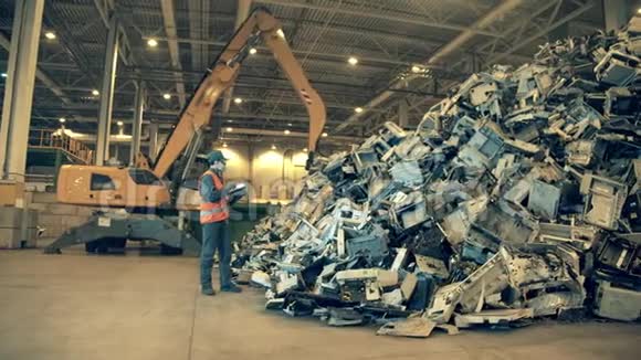 垃圾填埋工人正在检查一堆垃圾垃圾垃圾垃圾回收中心视频的预览图