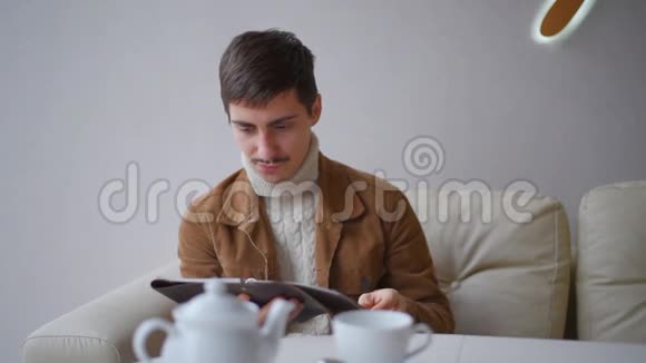 那家伙坐在咖啡馆里看菜单餐馆里的男人选择食物视频的预览图