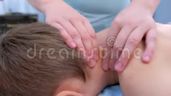医生按摩师对青少年颈部进行治疗性按摩视频的预览图