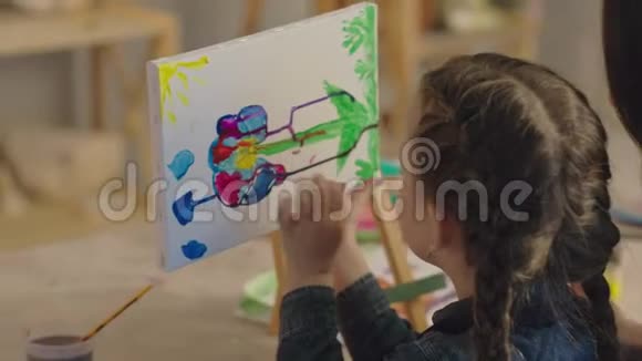 艺术天才女孩绘画花手指视频的预览图