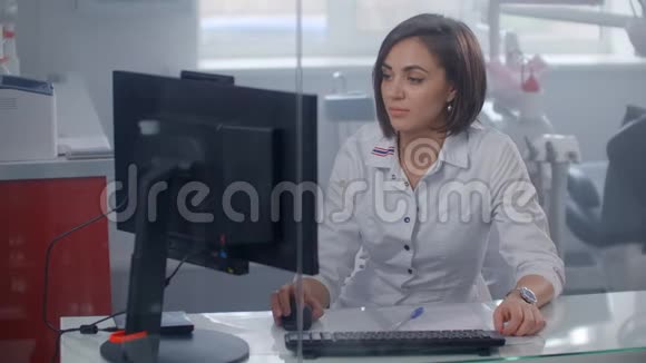 女医生在办公桌上电脑工作医生在研究处方药视频的预览图