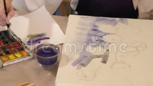 艺术学校女子手绘水彩画视频的预览图