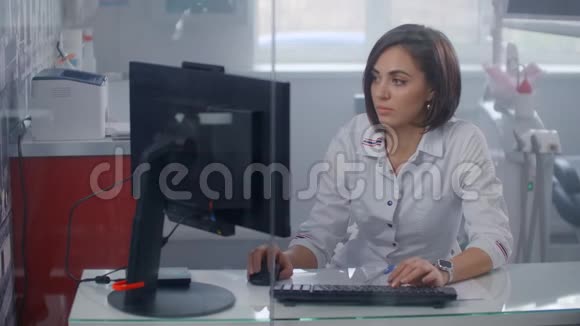 专业女医生在实验室里用透明的显示器在未来的电脑上打字视频的预览图