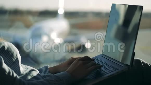笔记本电脑和女人在机场用手打字视频的预览图