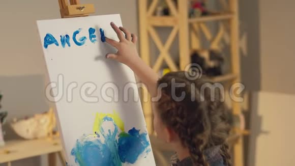 手指绘画天才女孩创作作品视频的预览图