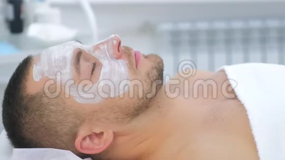 在美容诊所的沙发上躺着一个面白的男人水疗程序视频的预览图