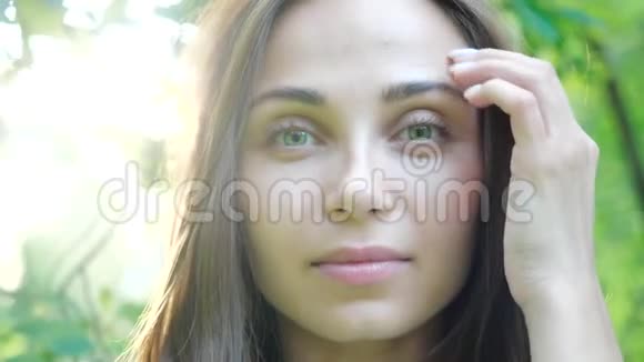 一张年轻女孩摆姿势拍照的美丽脸庞的特写镜头一个漂亮的绿色女孩的脸视频的预览图