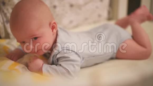 小婴儿趴在家里的婴儿床上视频的预览图