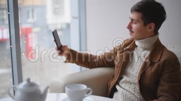 这家伙坐在咖啡馆里自拍视频的预览图